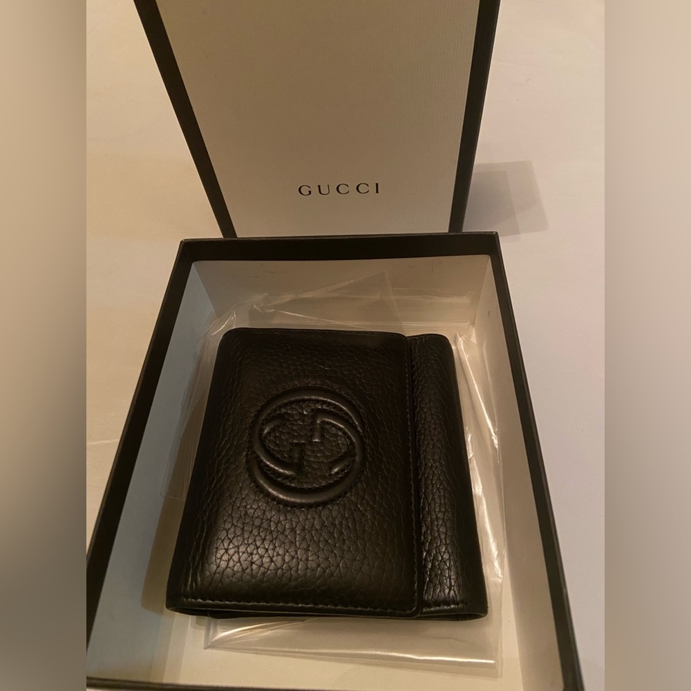 Gucci Black Pebbled Leather Bi-Fold Wallet with Embossed GG